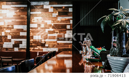 ウッドなバーカウンター 71906413