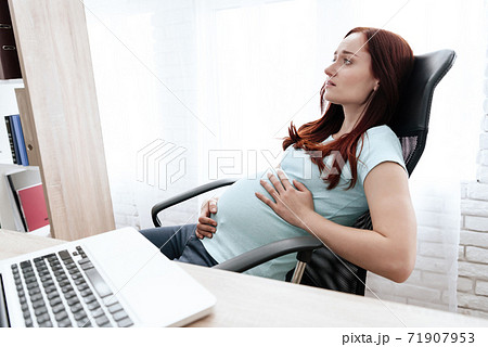 A white pregnant woman has a stomach ache. A white pregnant woman has a stomach ache. 71907953