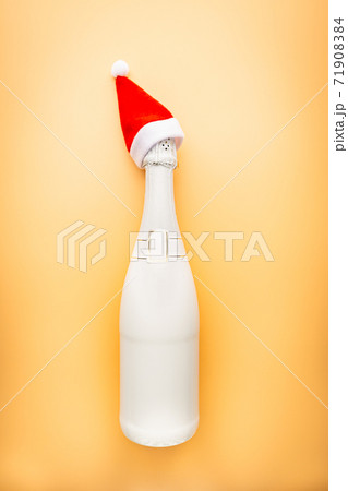 Champagne bottle, top view 71908384