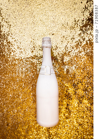 Champagne bottle, top view 71908387
