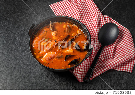 イタリアの魚介類スープ,チョッピーノ  Italian seafood soup(Cioppino) 71908682