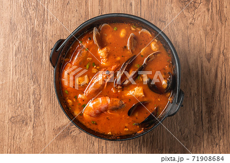 イタリアの魚介類スープ,チョッピーノ  Italian seafood soup(Cioppino) 71908684