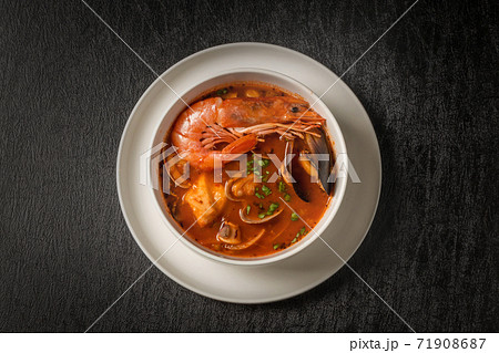 イタリアの魚介類スープ,チョッピーノ  Italian seafood soup(Cioppino) 71908687