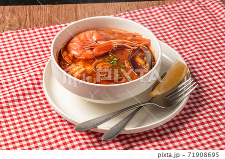 イタリアの魚介類スープ,チョッピーノ  Italian seafood soup(Cioppino) 71908695