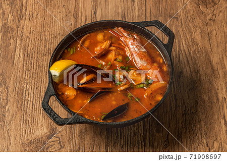 イタリアの魚介類スープ,チョッピーノ  Italian seafood soup(Cioppino) 71908697