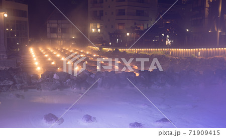 群馬吾妻郡草津町の草津温泉湯畑のライトアップされた夜景の写真素材