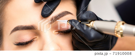 Permanent makeup on female eyebrows 71910008