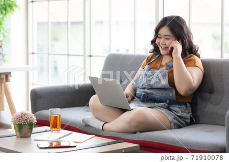 smile chubby woman talking on the phone for work or study 71910078