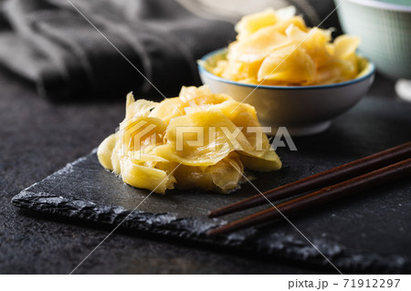 Pickled sushi ginger slices 71912297