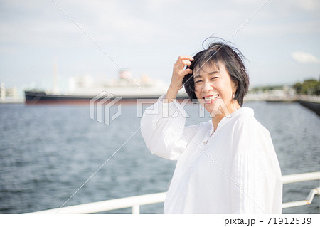 山下公園界隈を楽しむさわやかミドルシニア女性 山下公園界隈を楽しむさわやかミドルシニア女性 71912539
