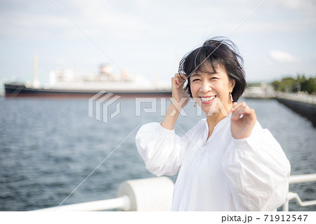 山下公園界隈を楽しむさわやかミドルシニア女性 山下公園界隈を楽しむさわやかミドルシニア女性 71912547