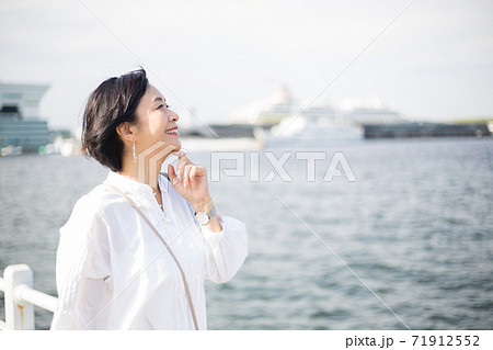 山下公園界隈を楽しむさわやかミドルシニア女性 71912552