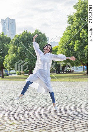 山下公園界隈を楽しむさわやかミドルシニア女性 71912761