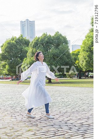 山下公園界隈を楽しむさわやかミドルシニア女性 山下公園界隈を楽しむさわやかミドルシニア女性 71912796