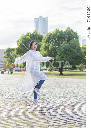 山下公園界隈を楽しむさわやかミドルシニア女性 山下公園界隈を楽しむさわやかミドルシニア女性 71912804