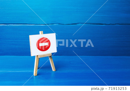 Easel with no entry symbol. Restrictive measures and lockdown quarantine, restricted area. Wrong decision, bad choice. Inadmissibility and unacceptability in society. Suspension of contract agreements 71913253