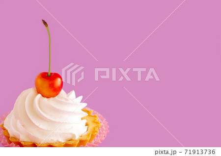 A bright ripe white cherry berry on the top of a delicious cake. 71913736