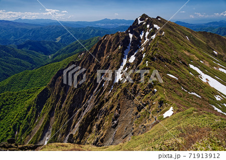 一ノ倉岳から見る谷川岳と赤城山方面の山並み 71913912