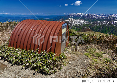 谷川連峰・一ノ倉岳避難小屋と残雪の巻機山方面の山並み 71913913