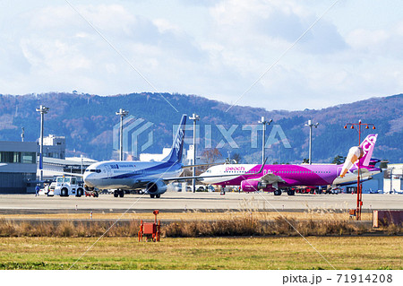 空港の風景 トーイングトラクターと飛行機 宮城県名取市 空港の風景 トーイングトラクターと飛行機 宮城県名取市 71914208