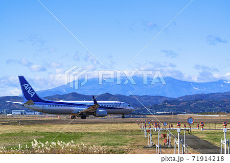 空港の風景 タキシング中の飛行機 宮城県名取市 空港の風景 タキシング中の飛行機 宮城県名取市 71914218
