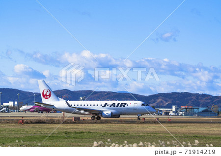 空港の風景 タキシング中の飛行機 宮城県名取市 空港の風景 タキシング中の飛行機 宮城県名取市 71914219
