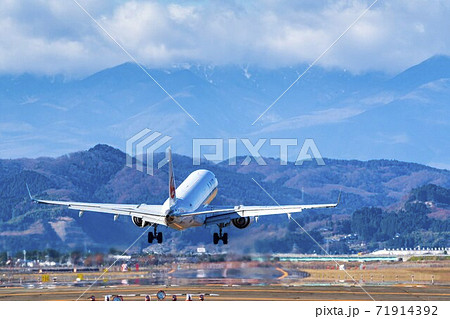 空港の風景 着陸中の飛行機 宮城県名取市 空港の風景 着陸中の飛行機 宮城県名取市 71914392