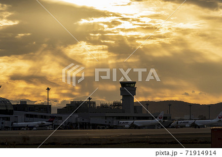 夕暮れの空港 夕日と駐機する飛行機 シルエット 宮城県名取市の写真素材