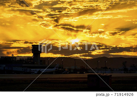 夕暮れの空港 夕日と駐機する飛行機 シルエット 宮城県名取市の写真素材