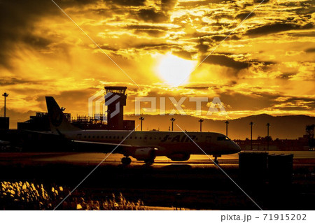 夕暮れの空港 タキシング中の飛行機 シルエット 宮城県名取市の写真素材