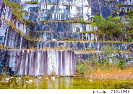 稲田石採掘現場と池 稲田石採掘現場と池 71915948