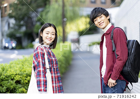 20代の男女　 71916242