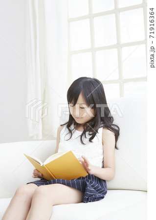 読書する 女の子 読書する 女の子 71916364