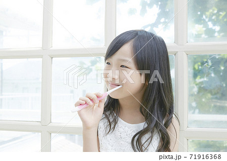 女の子 歯磨き 女の子 歯磨き 71916368