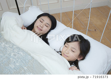 母娘　睡眠 71916373