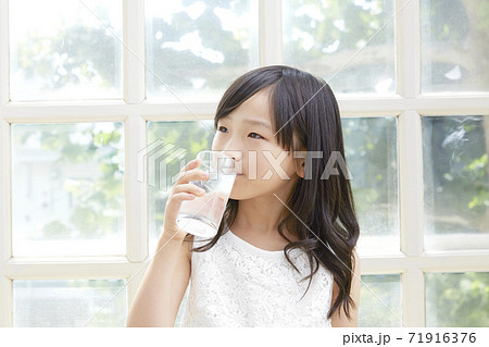 女の子　水分補給 71916376