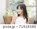 女の子　水を飲む 71916380