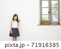 女の子　指差し 71916385