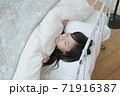 女の子　睡眠 71916387