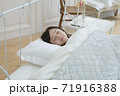 女の子　睡眠 71916388