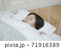 女の子　睡眠 71916389