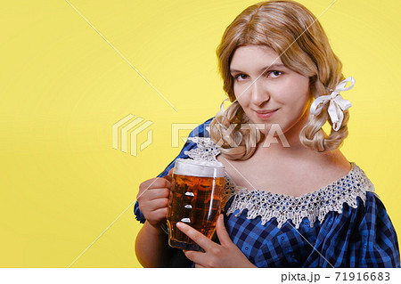 woman with beer 71916683