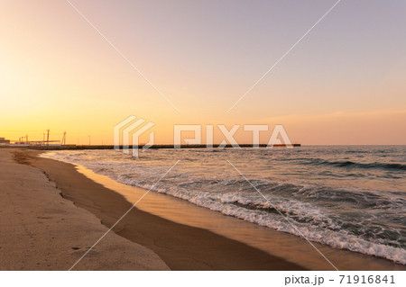 夕暮れの海辺 夕暮れの海辺 71916841
