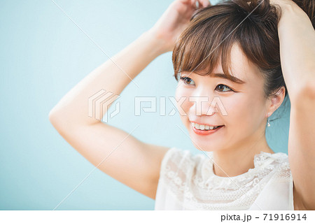 髪を縛る女性の写真素材