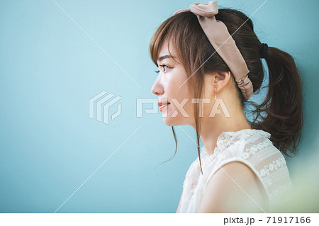 ヘアバンドをつけた女性 ヘアバンドをつけた女性 71917166