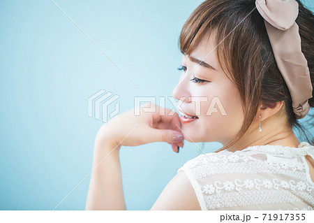 ヘアバンドをつけた女性 ヘアバンドをつけた女性 71917355