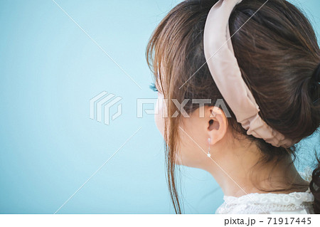 ヘアバンドをつけた女性 ヘアバンドをつけた女性 71917445