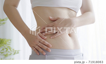 ダイエットに成功した女性 71918063
