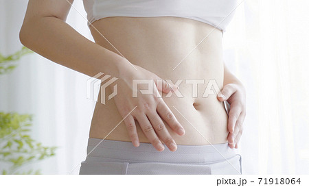 ダイエットに成功した女性 71918064