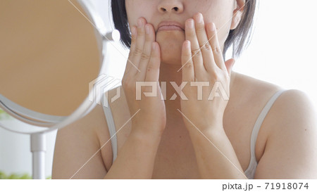 フェイスラインを気にする女性 71918074